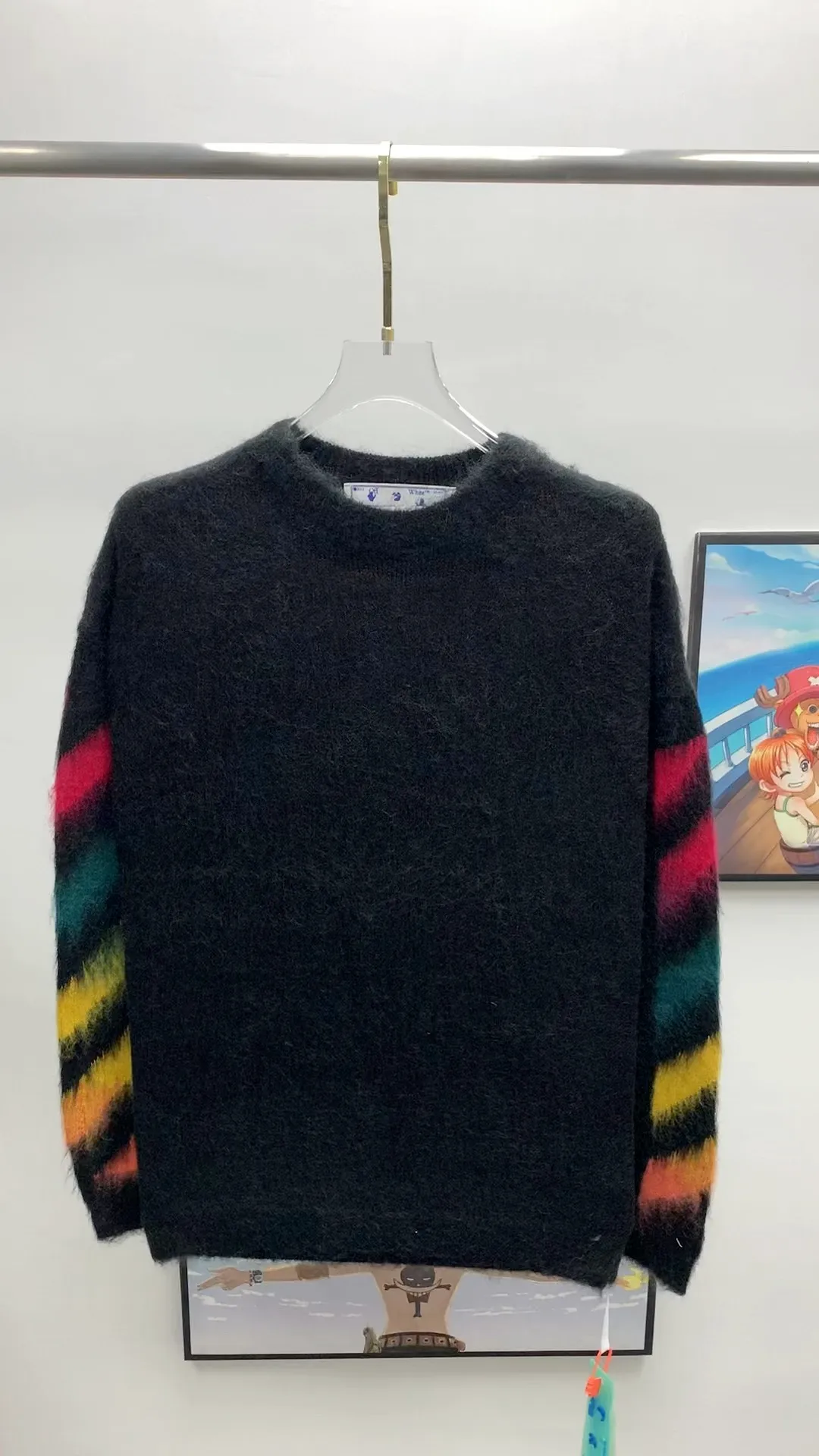 Frontal real shot video——New top tested version OFFWHITE (OW) gradient mohair striped arrow sweater hoodie gradient rendering arrow couple sweater Mohair (English Mohair; Turkish: MUKHYAR) refers to the coat of Angora goats, also known as Angora goat hair. The name comes from Turkish, meaning "the best hair". It has good elasticity, pressure resistance and special luster. It is an excellent raw material for making plush fabrics and one of the most advanced animal textile fiber raw materials in the world market. Mohair has a shape similar to long wool. The fiber surface is smooth, strong luster, high strength, good elasticity, less curl, and easy to wash. Mohair can be used in jacquard blankets, long-haired coats and high-gloss wool fabrics. Mohair sweaters from ow are released every year🛒 The same style and ever-changing colors. There is really no girl who doesn’t love it. It is super suitable for wearing under a down jacket in winter without being bulky! If the lower body is missing, their favorite os version🙋🏻‍♀️ intuitively adds natural softness and fairy beauty effect, which is the best choice! The upper body is lightweight and does not weigh down the body while keeping warm. The sleeves and the gradient arrow parts on the back are repeatedly patterned until the gradient level is satisfied before large-scale products are released. The craftsmanship is extremely demanding. Each sweater is woolen at least ten times to give it a plush, thick feel and good fluffiness! ✅ Fabric composition: 50% mohair 32 spandex 18% wool, three-level anti-pilling Color: black and white gradient Sizes Mohair is lighter and softer, so be careful not to machine wash it, not machine washable! ! emphasize! !  ⚠️Hand wash with warm water and cold water P:440
